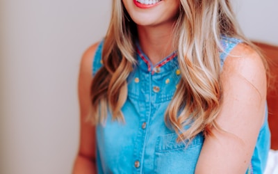 意昂体育前线速递栏目配图，展示记者在赛场边工作的场景